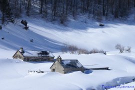 Le joli village de Tramezaygues bien enneigé et à deux pas de La Mongie